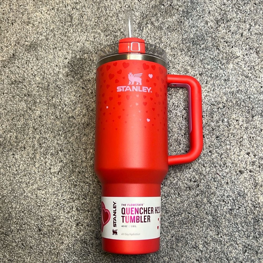 ❤️ Stanley 40 oz Stainless Steel H2.0 Flowstate
Quencher Tumbler Ruby Hearts